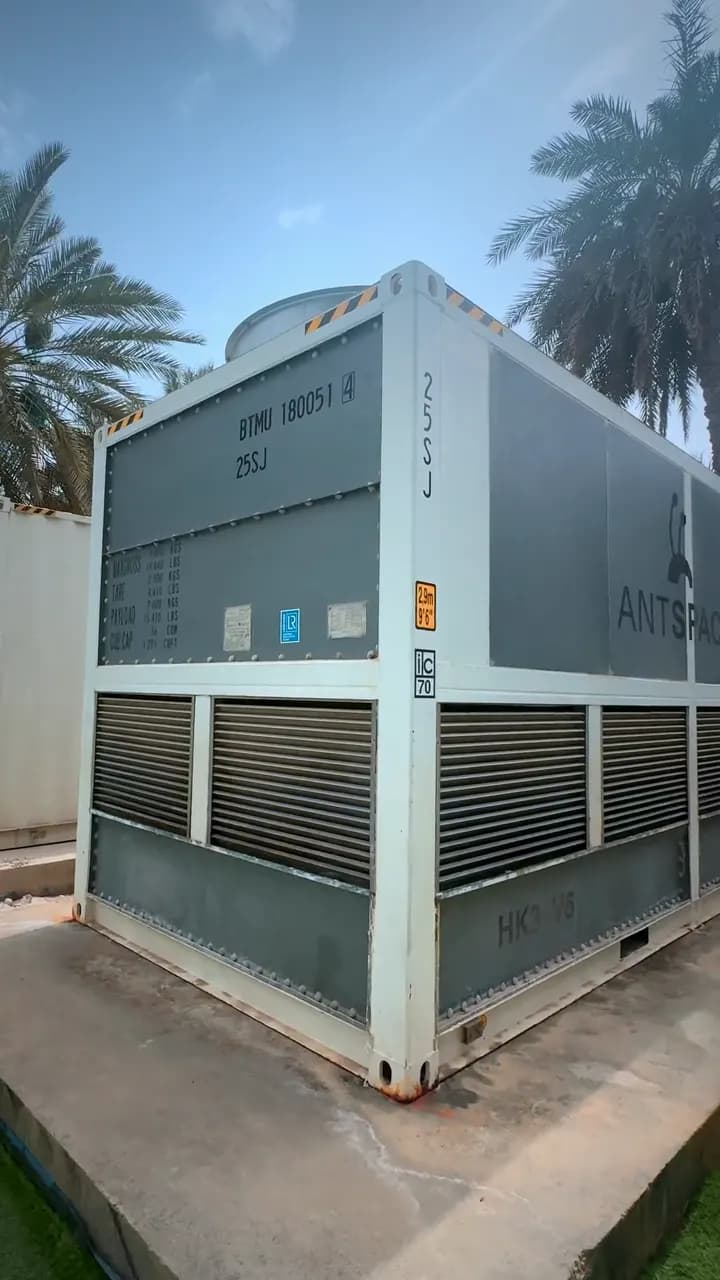 حاوية مبرّدة بالماء وأنابيبها